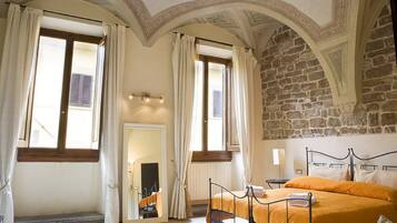 Executive-Apartment, 2 Schlafzimmer, Annex (Torre, Via dei Calzaiuoli 2) | 2 Schlafzimmer, hochwertige Bettwaren, individuell eingerichtet