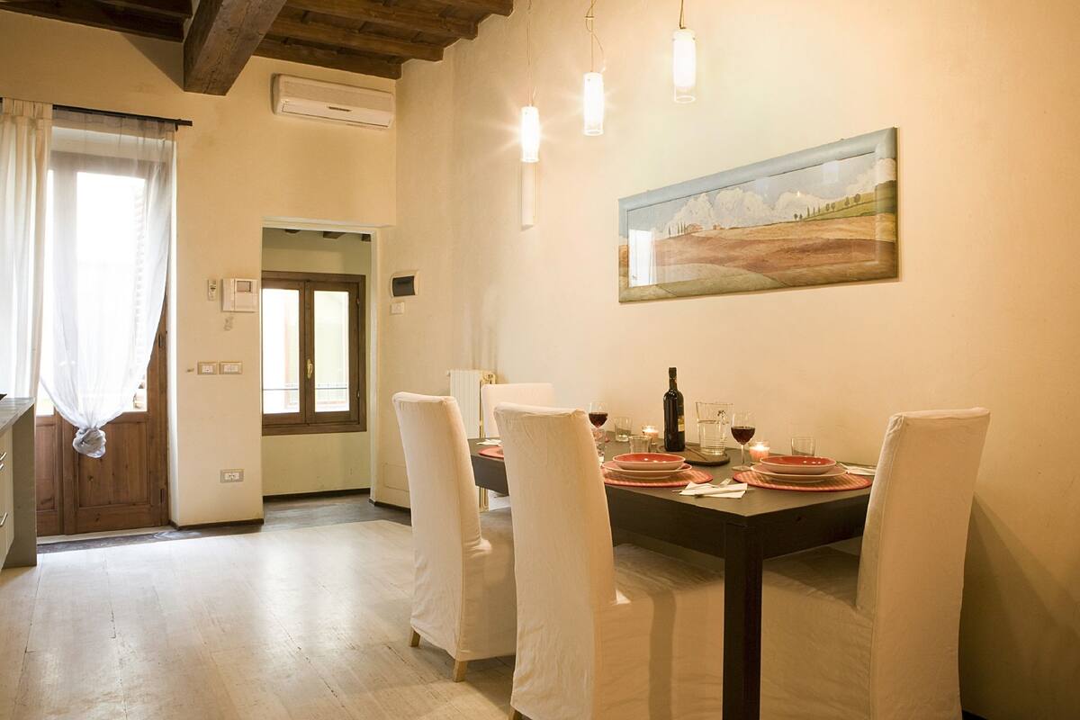 Luxury Apartment, 1 Bedroom (Corte, Via dei Calzaiuoli 2) | In-room dining