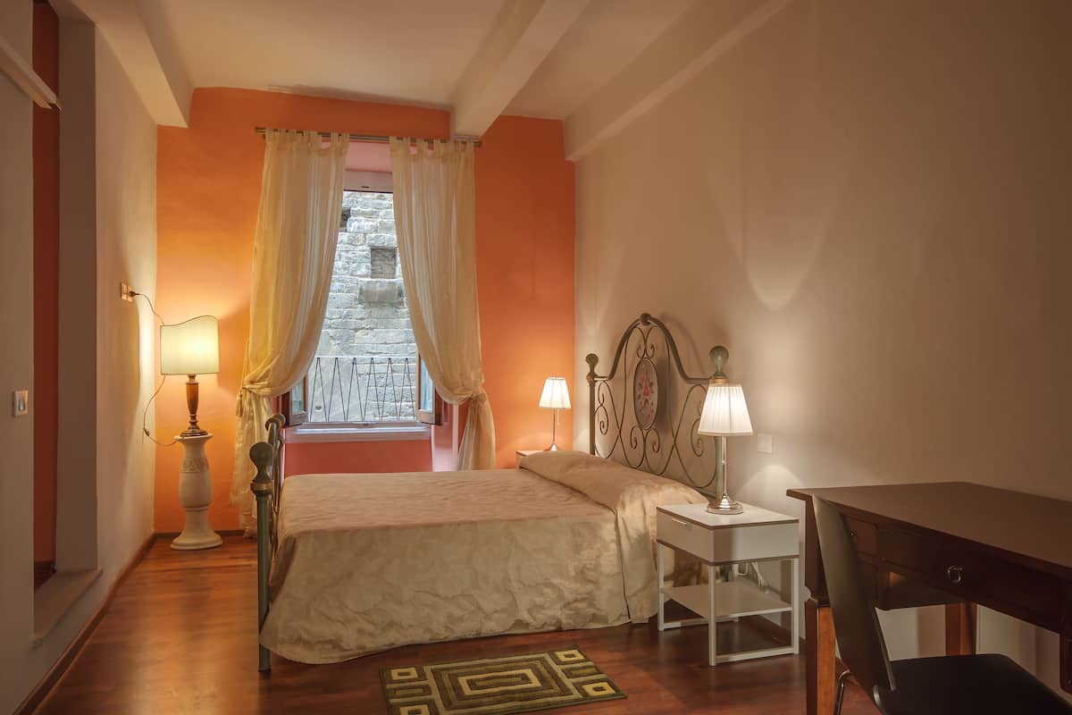Appartement, 2 slaapkamers (Cerchi, Via dei Cerchi 7) | 2 slaapkamers, luxe beddengoed, individueel gemeubileerd, een bureau