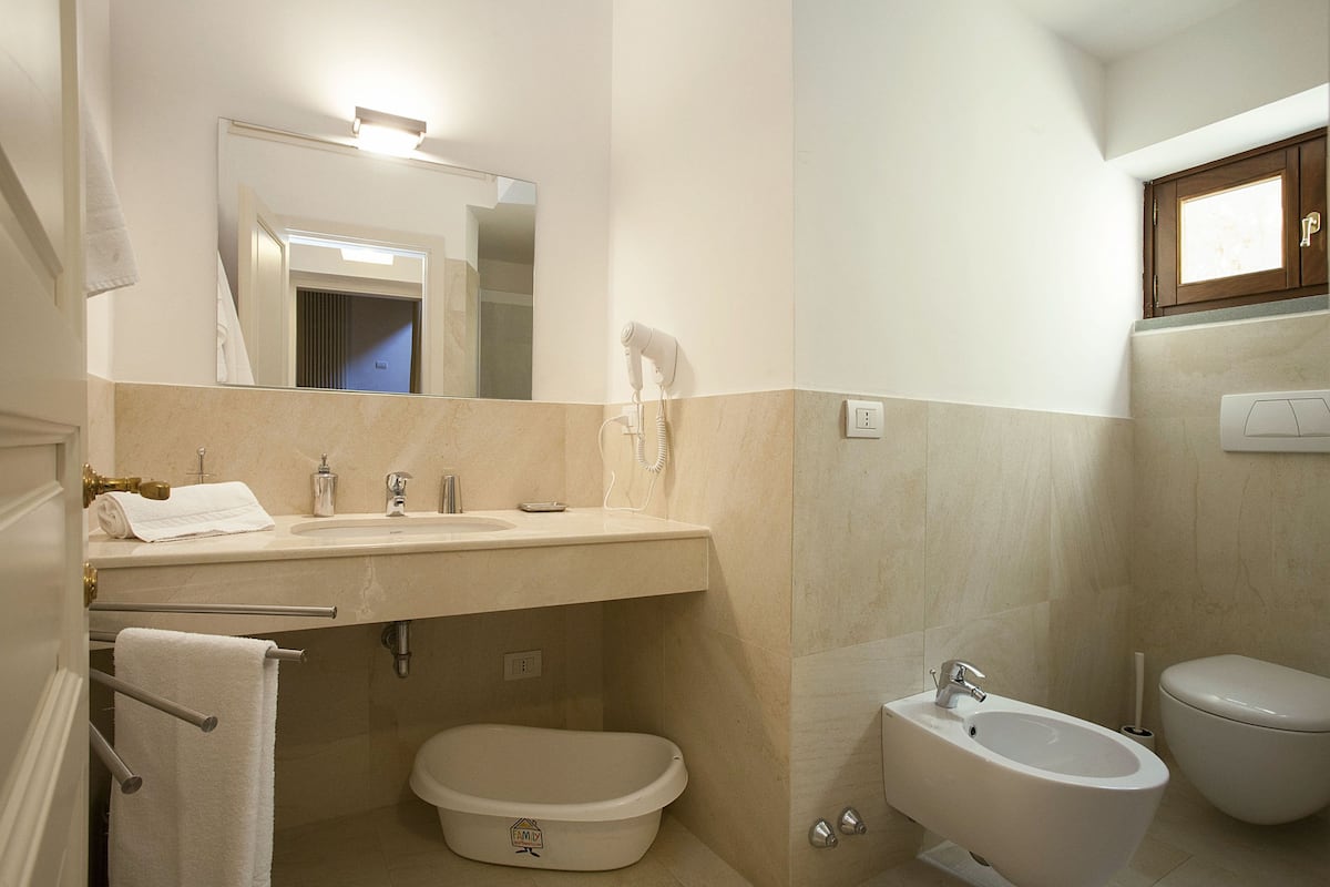 Apartment, 1 Bedroom (8A, Borgo Albizi, 29 - Lift) | Bathroom | Hair dryer, bidet, towels