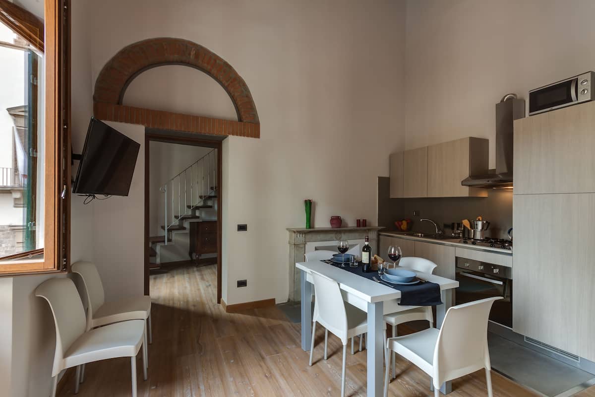 Superior maisonnette, 2 slaapkamers (Uffizi2,no elevator,Via della Ninna 1) | Woonruimte | Een televisie