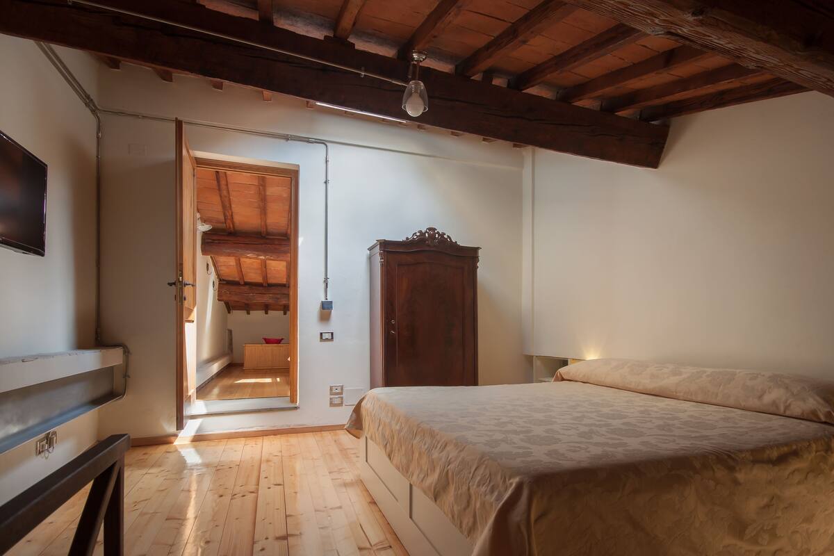 Apartment, 3 Bedrooms (Osteria del Guanto) | Premium bedding, desk, iron/ironing board, free cots/infant beds
