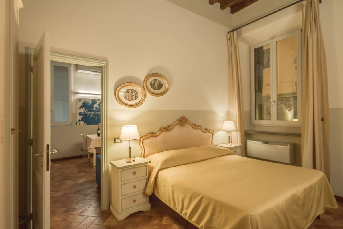 Apartment, 2 Bedrooms (Indaco. Via della condotta 16) | Premium bedding, desk, iron/ironing board, free cots/infant beds