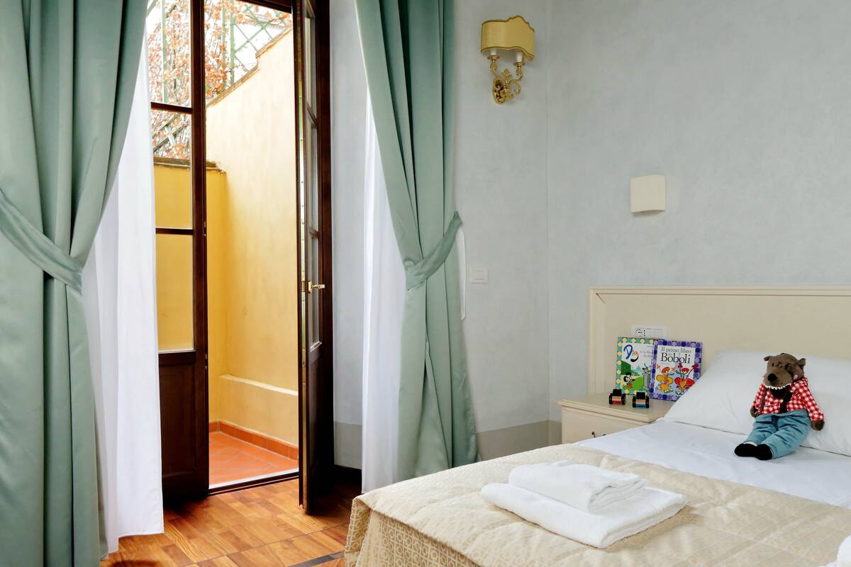 Family Apartment, 3 Bedrooms (9/B, Borgo Albizi 29) | Premium bedding, desk, iron/ironing board, free cots/infant beds