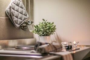 Apartamento, 1 habitación (1 camera, Santo Stefano 2) | Cocina básica privada | Frigorífico grande, microondas, placa de cocina y cafetera o tetera
