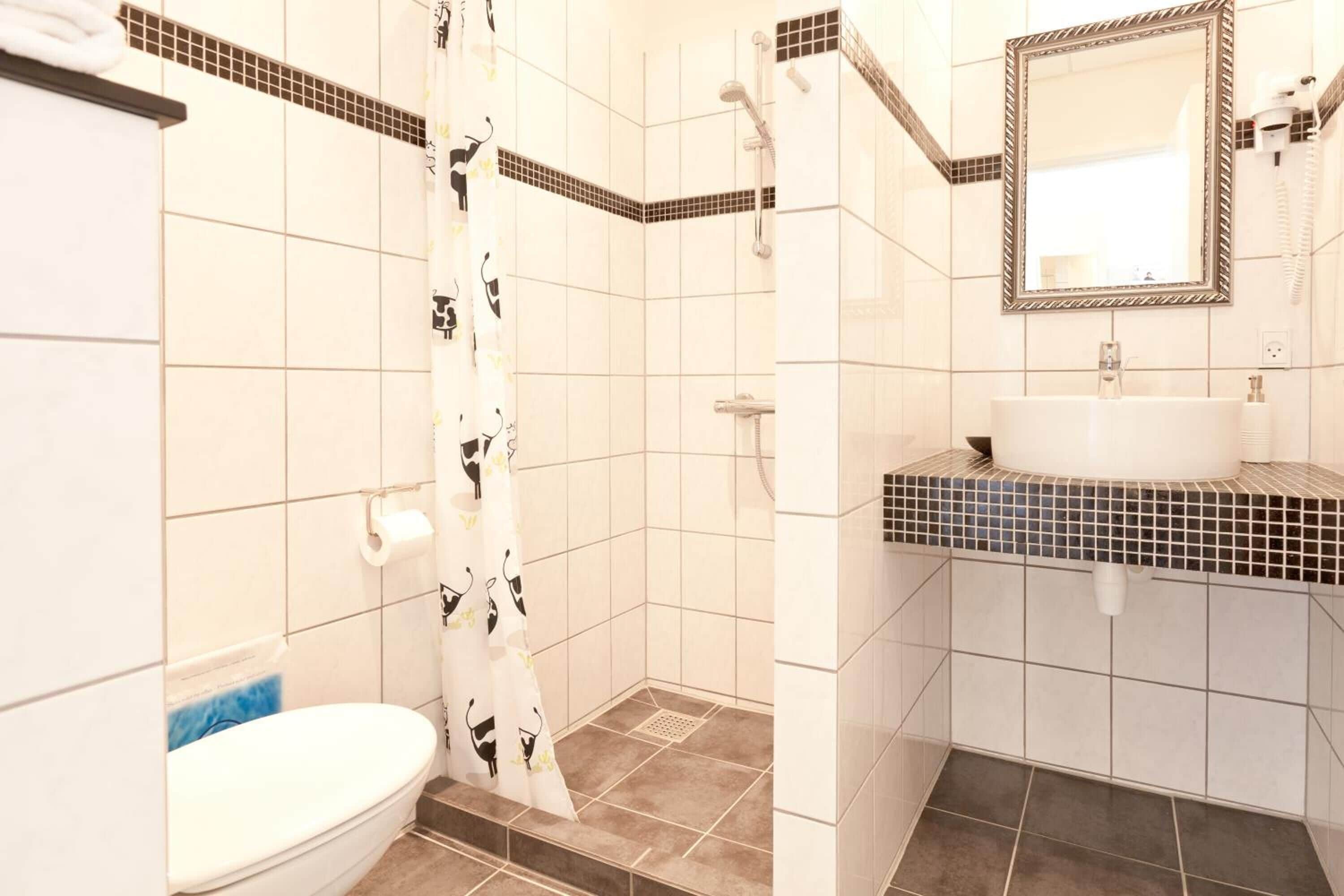 jetted bath, free toiletries, hair dryer, towels