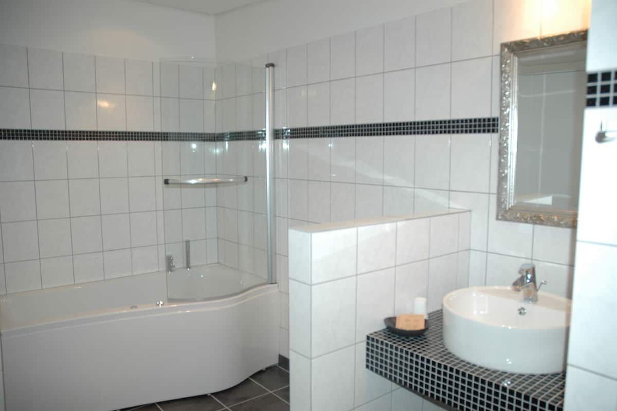 exclusive double room, jetted tub | bathroom | jetted bath, free toiletries, hair dryer, towels