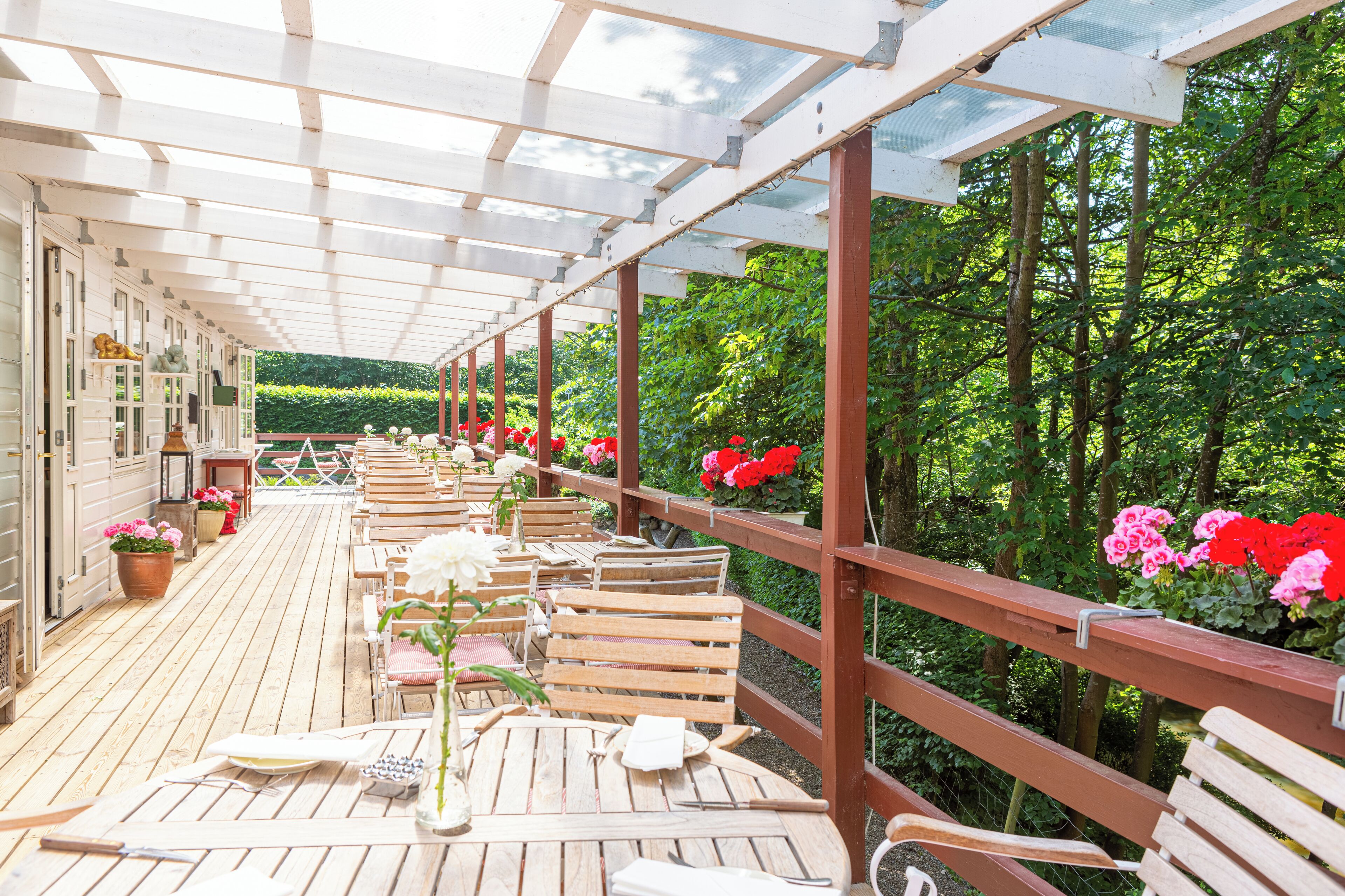 breakfast, lunch and dinner served