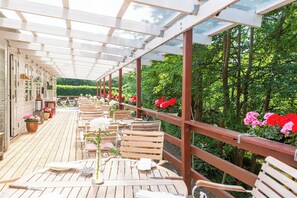 Breakfast, lunch and dinner served