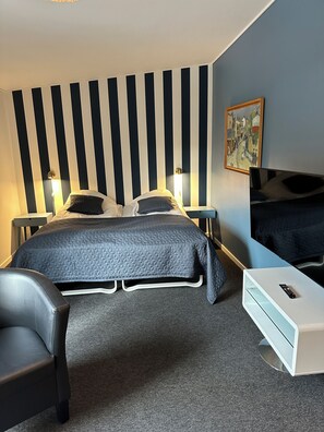 Exclusive Double Room, Jetted Tub | Desk, blackout curtains, iron/ironing board, free WiFi - Bromølle Kro (Jyderup)