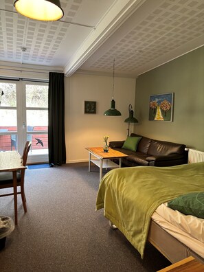 Family Room | Desk, blackout drapes, iron/ironing board, free WiFi - Bromølle Kro (Jyderup)