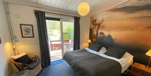 Single Room | Desk, blackout drapes, iron/ironing board, free WiFi