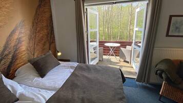 Skrivebord, blendingsgardiner, strykejern/-brett og wi-fi (inkludert)