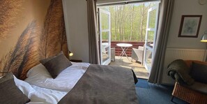 Escritorio, cortinas blackout y tabla de planchar con plancha