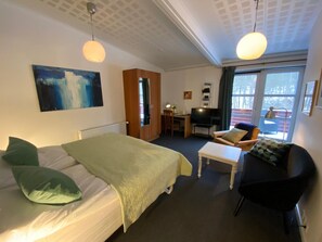 Family Room | Desk, blackout drapes, iron/ironing board, free WiFi - Bromølle Kro (Jyderup)