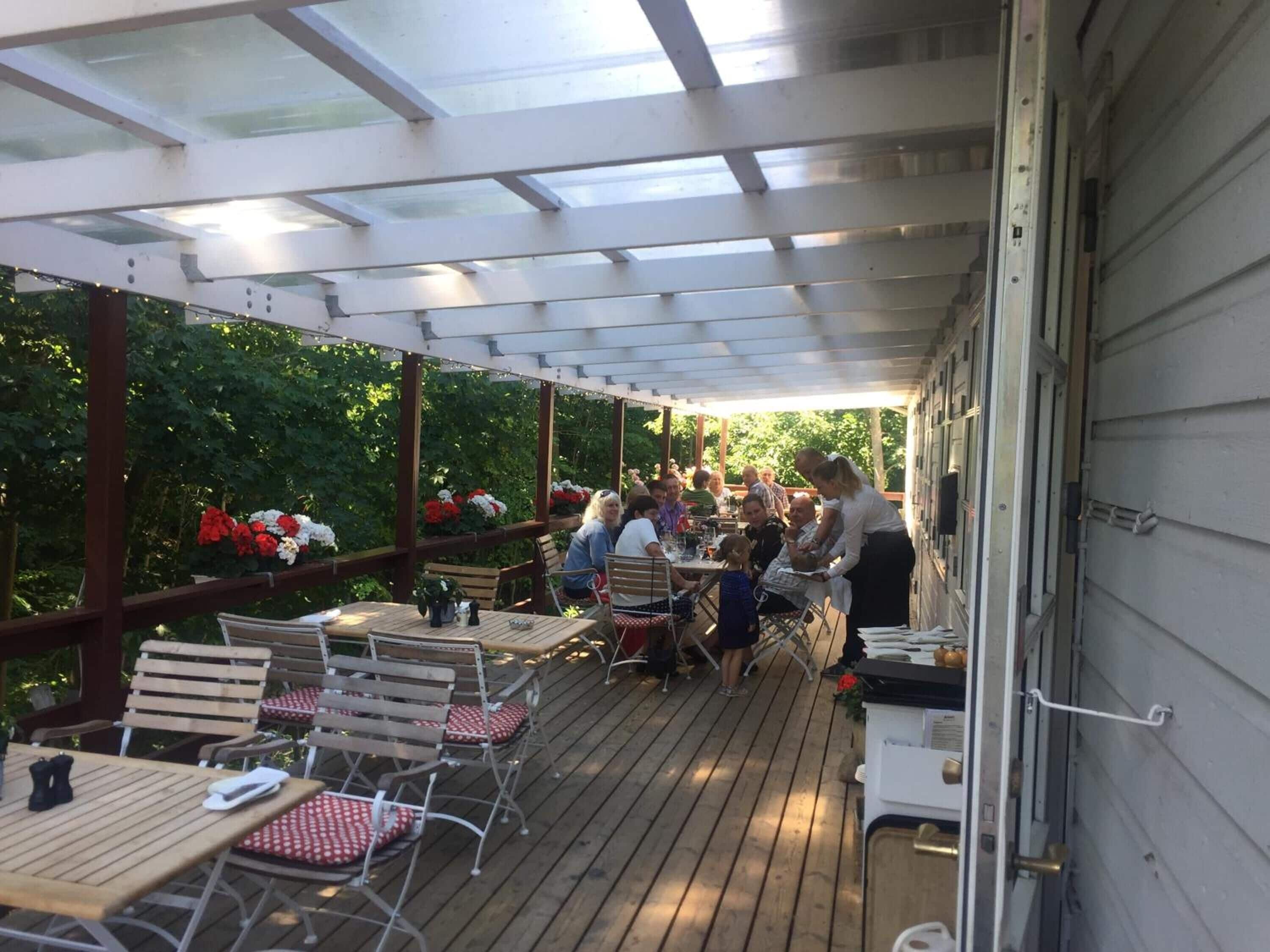 breakfast, lunch and dinner served