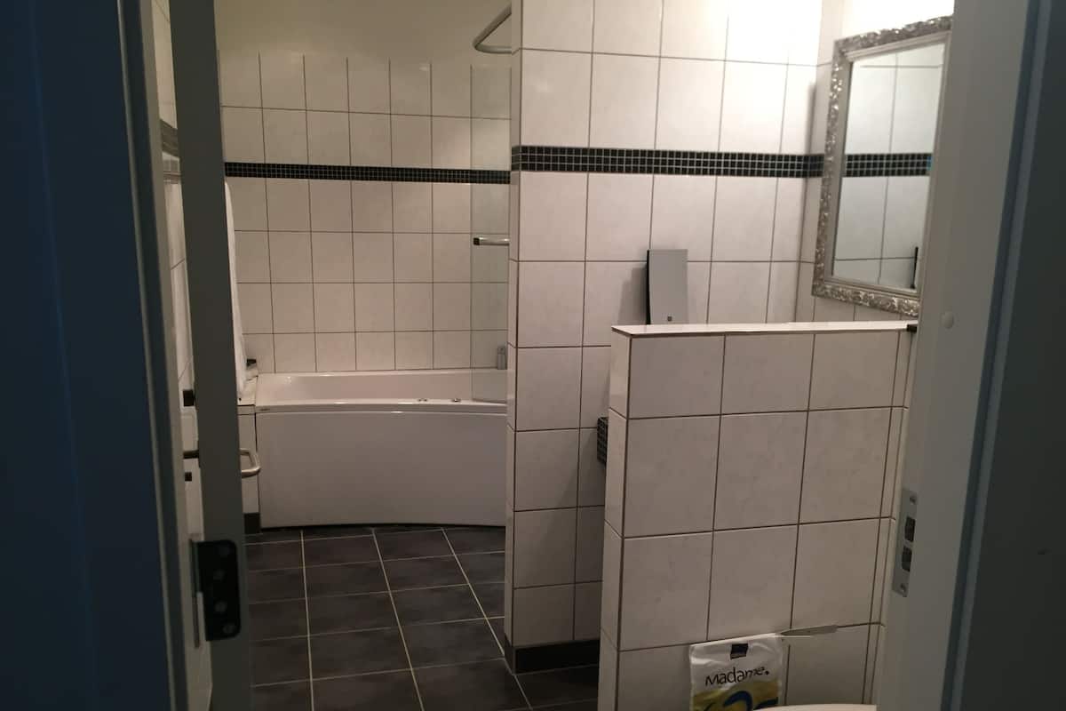 Deluxe tweepersoonskamer | Badkamer | Een bubbelbad, gratis toiletartikelen, een haardroger, handdoeken