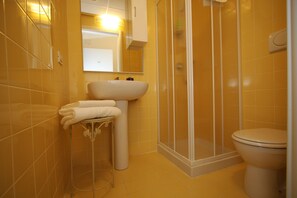 Shower, bathrobes, slippers, towels - My Hotel Milano (Milan)