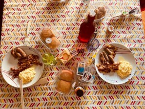 Petit-déjeuner complet (4 EUR par personne)