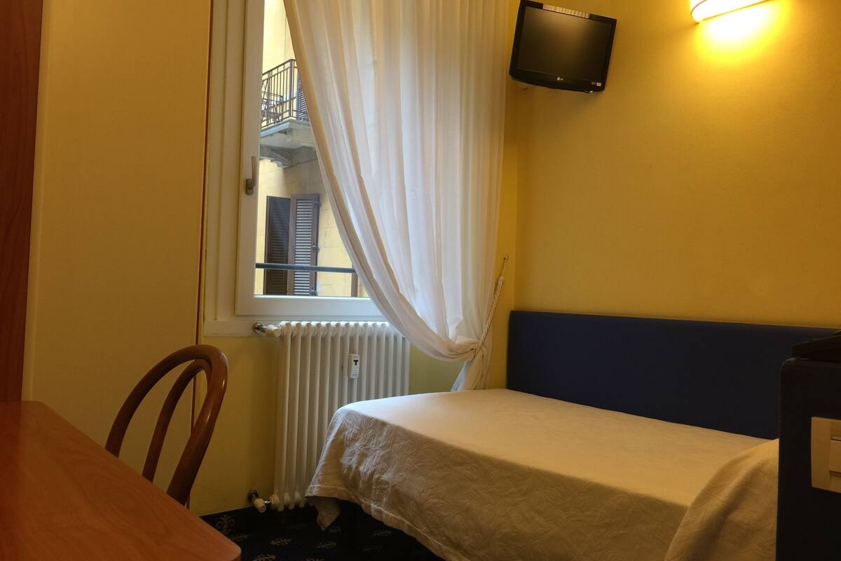 Superior Single Room | Premium bedding, in-room safe, desk, cribs (free)
