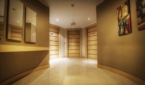 Ropa de cama hipoalergénica, edredones de plumas, minibar y caja fuerte