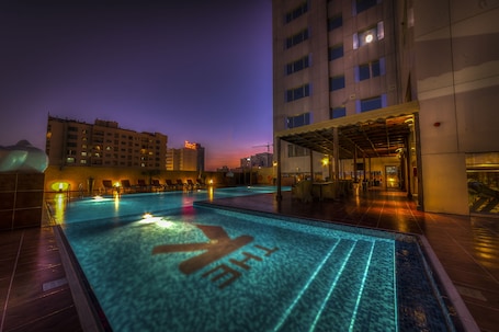 Piscina all'aperto. The K Hotel