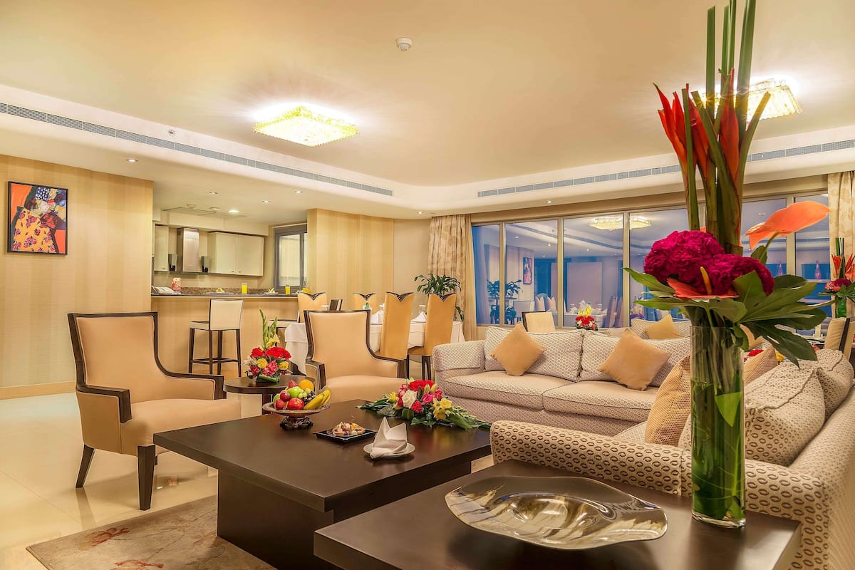 Hypo-allergenic bedding, down comforters, minibar, in-room safe