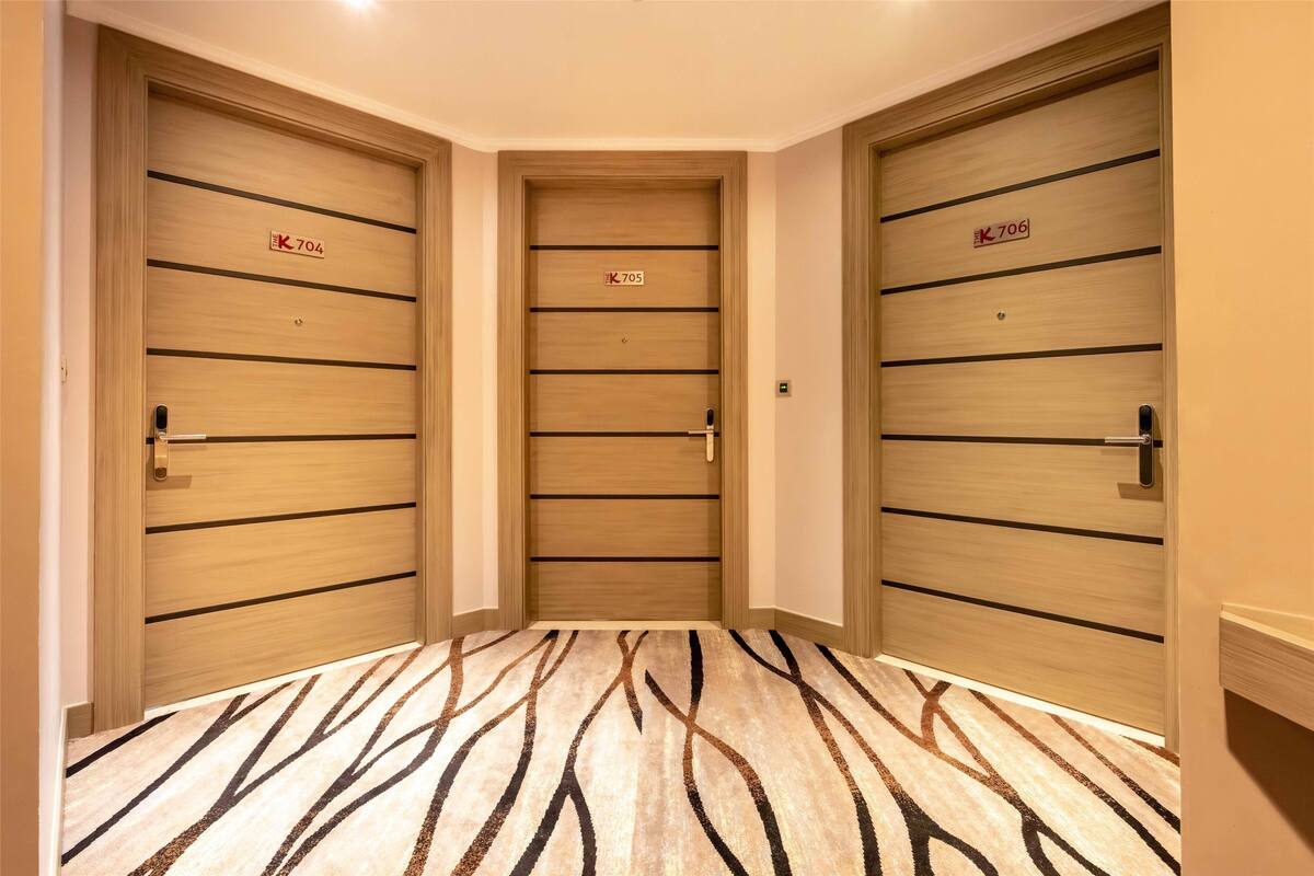 家庭套房, 多張床, 非吸煙房, 小廚 (Converts to 2 Twin Beds, View) | 防敏寢具、羽絨被、迷你吧、房內夾萬