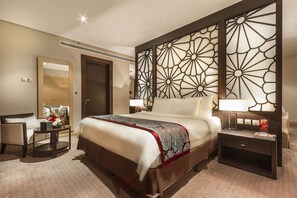1 kamar tidur, seprai antialergi, selimut bulu angsa, dan minibar