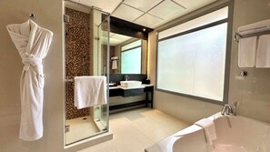 Separate tub and shower, hair dryer, bathrobes, slippers - The K Hotel (Manama)