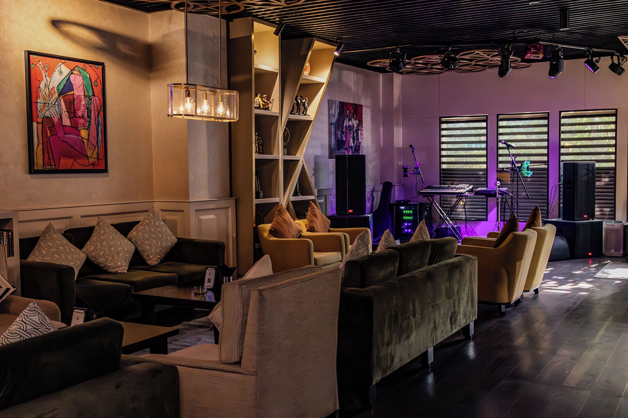 2 bars/lounges, poolside bar