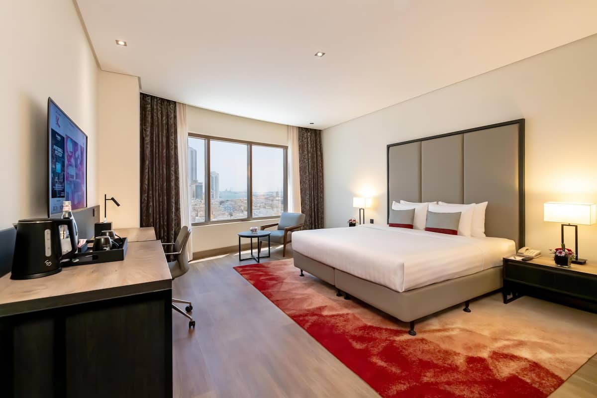1 kamar tidur, seprai antialergi, selimut bulu angsa, dan minibar