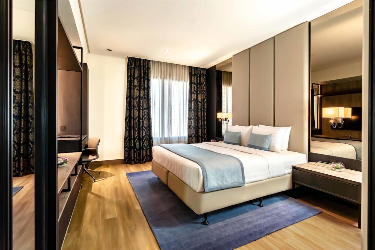 Premium Suite, 1 King Bed, Non Smoking, Kitchen (Separate Living Room) | 1 bedroom, hypo-allergenic bedding, down comforters, minibar