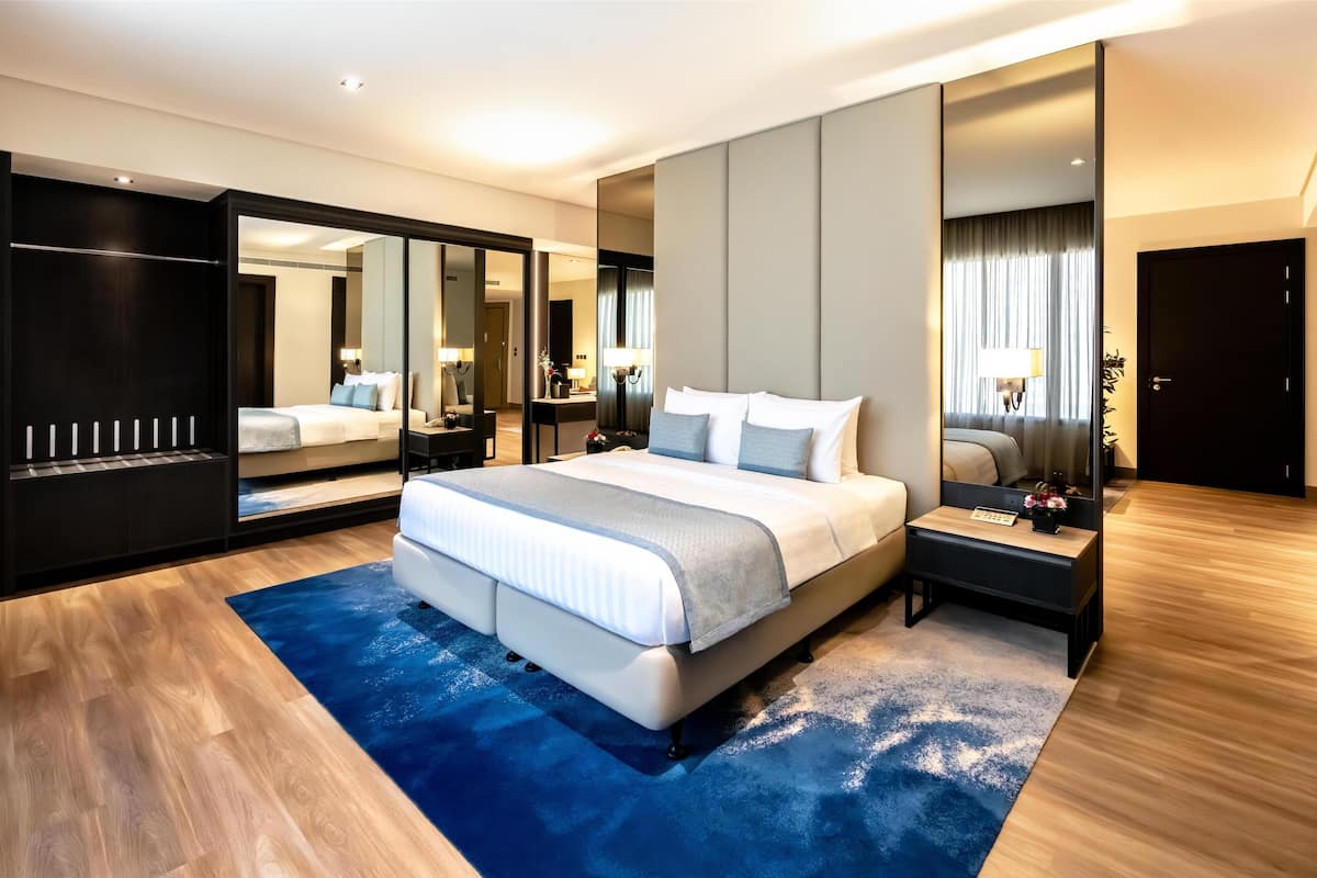 1 kamar tidur, seprai antialergi, selimut bulu angsa, dan minibar