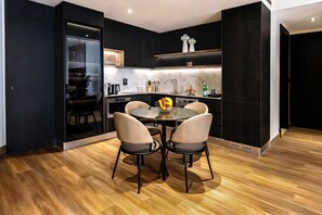 Suite Premium, 1 cama de matrimonio grande, no fumadores (Separate Living Room, Full Kitchen) | Cocina básica privada | Cafetera o tetera