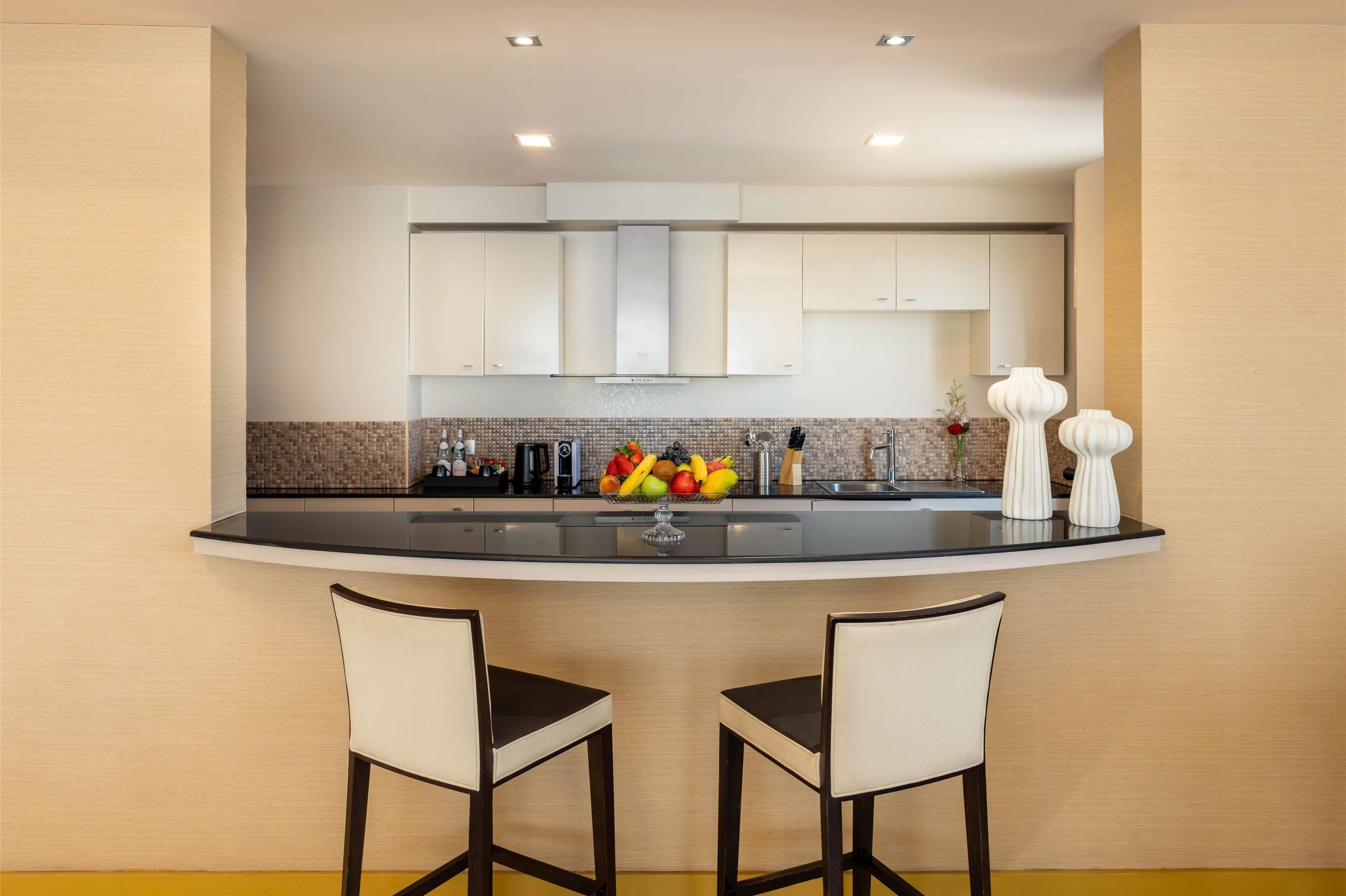 suite, multiple beds, non smoking, kitchen (living room) | private kitchen | coffee/tea maker