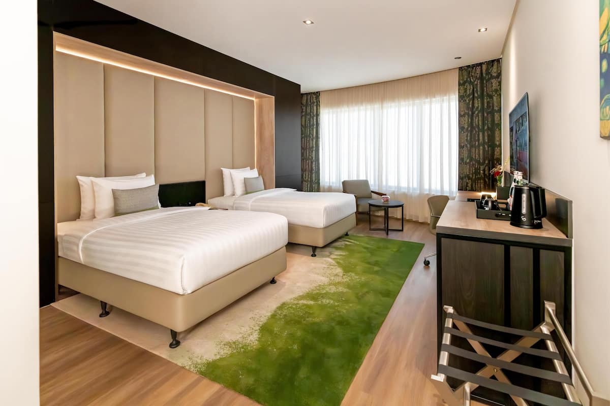 1 kamar tidur, seprai antialergi, selimut bulu angsa, dan minibar