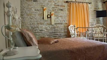 Standard Double or Twin Room | Minibar, in-room safe, individually decorated, individually furnished