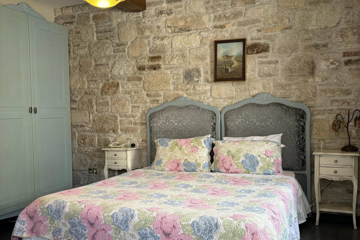 Deluxe Double Room | Minibar, in-room safe, soundproofing, iron/ironing board