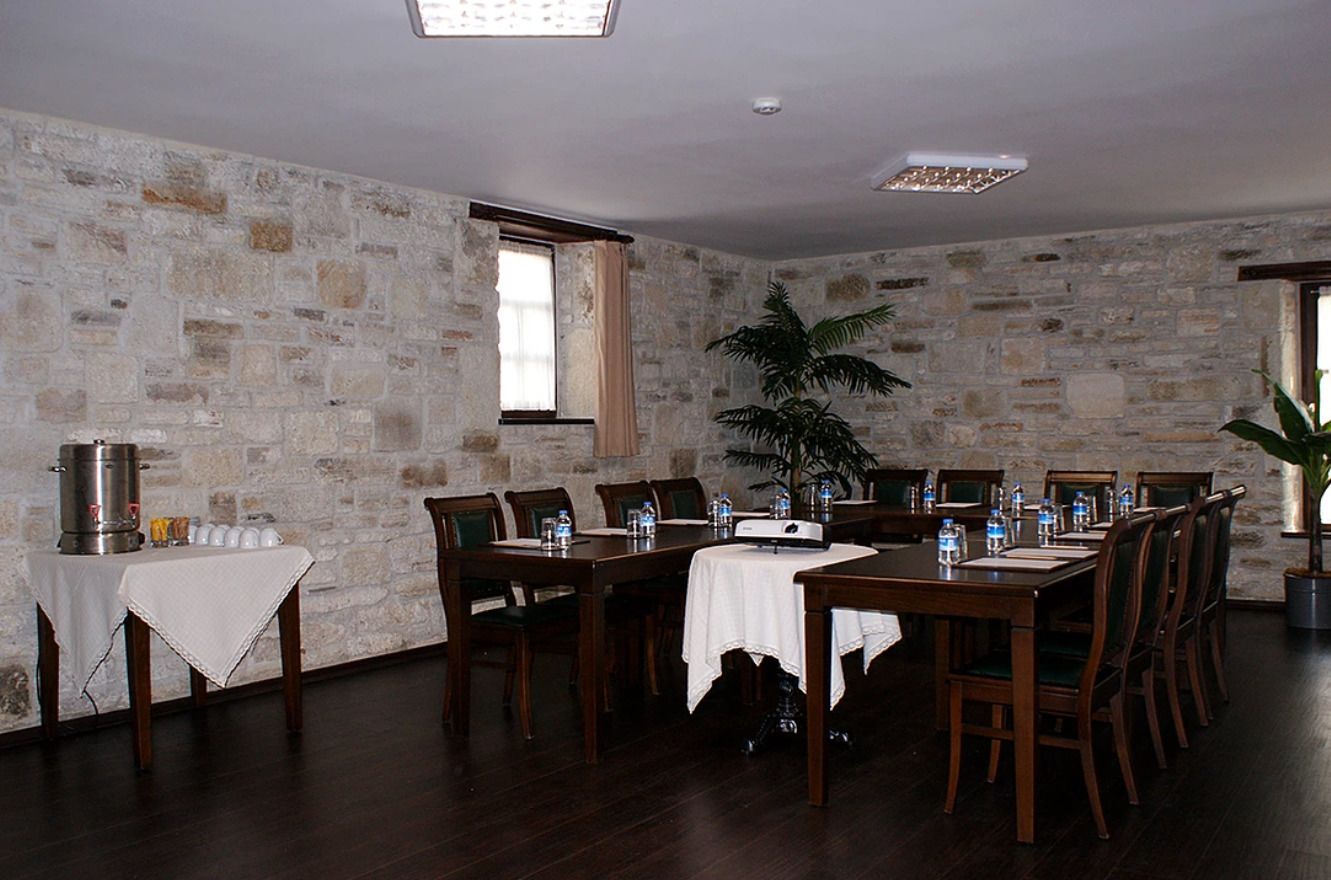 breakfast, lunch and dinner served