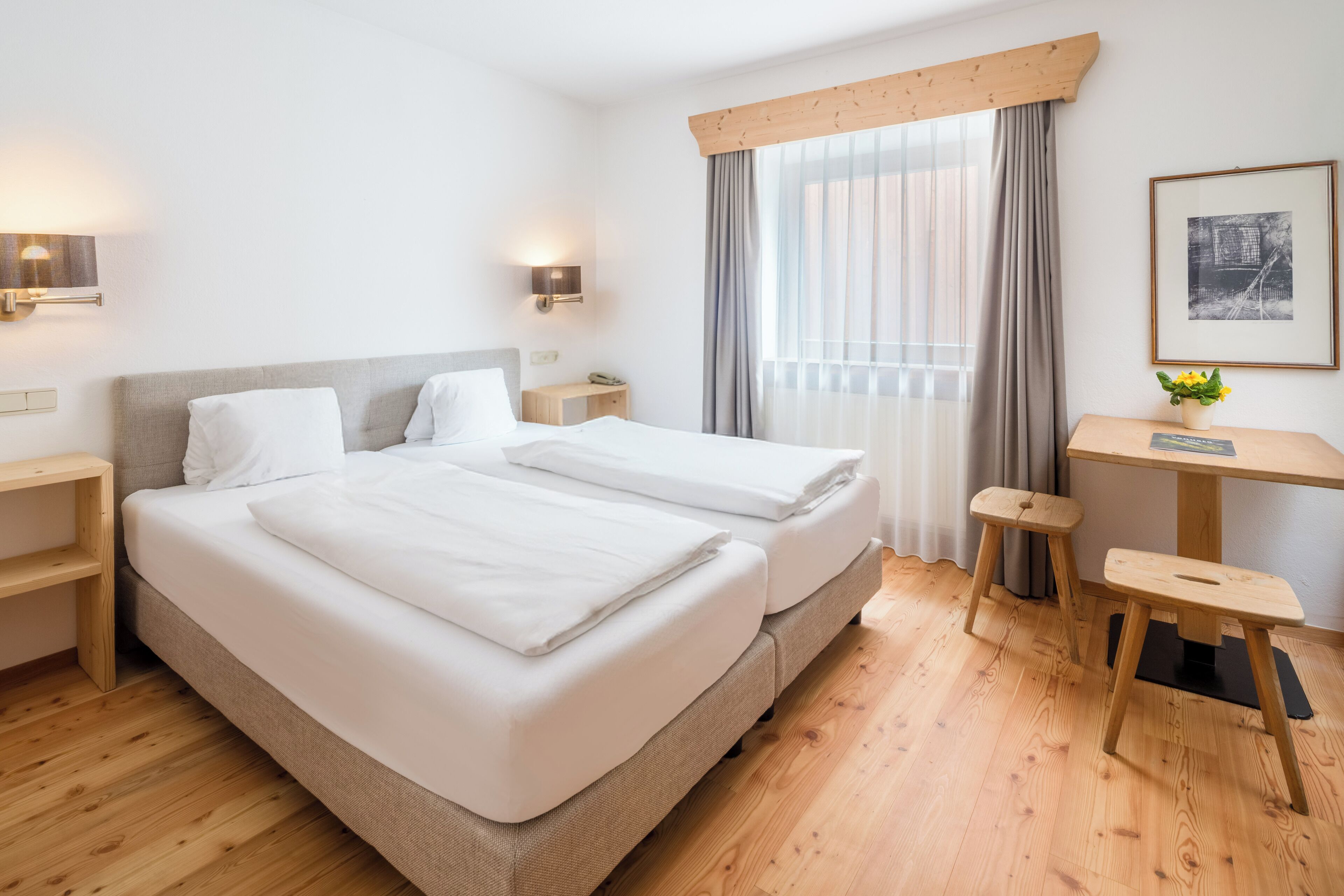 standard double room (lato nord) | in-room safe, individually decorated, individually furnished