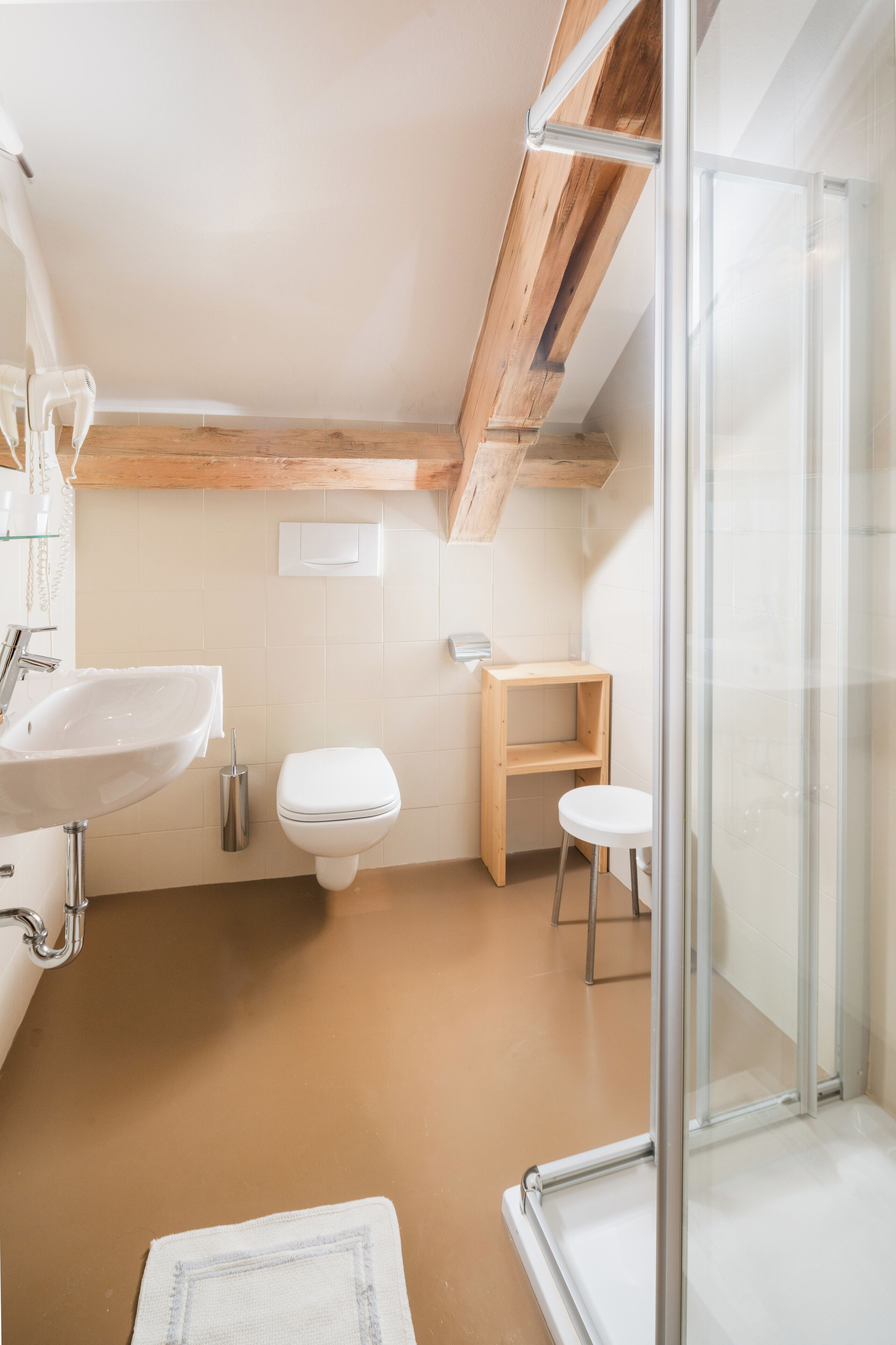 Habitación Confort doble | Baño | Artículos de higiene personal gratuitos y secador de pelo