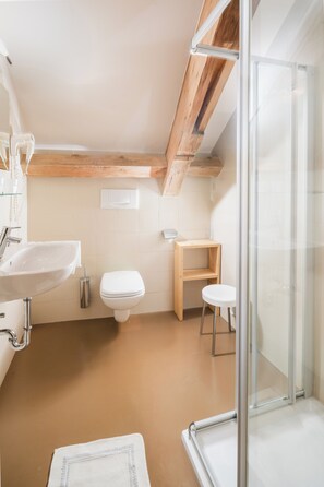 Comfort Double Room | Bathroom | Free toiletries, hair dryer