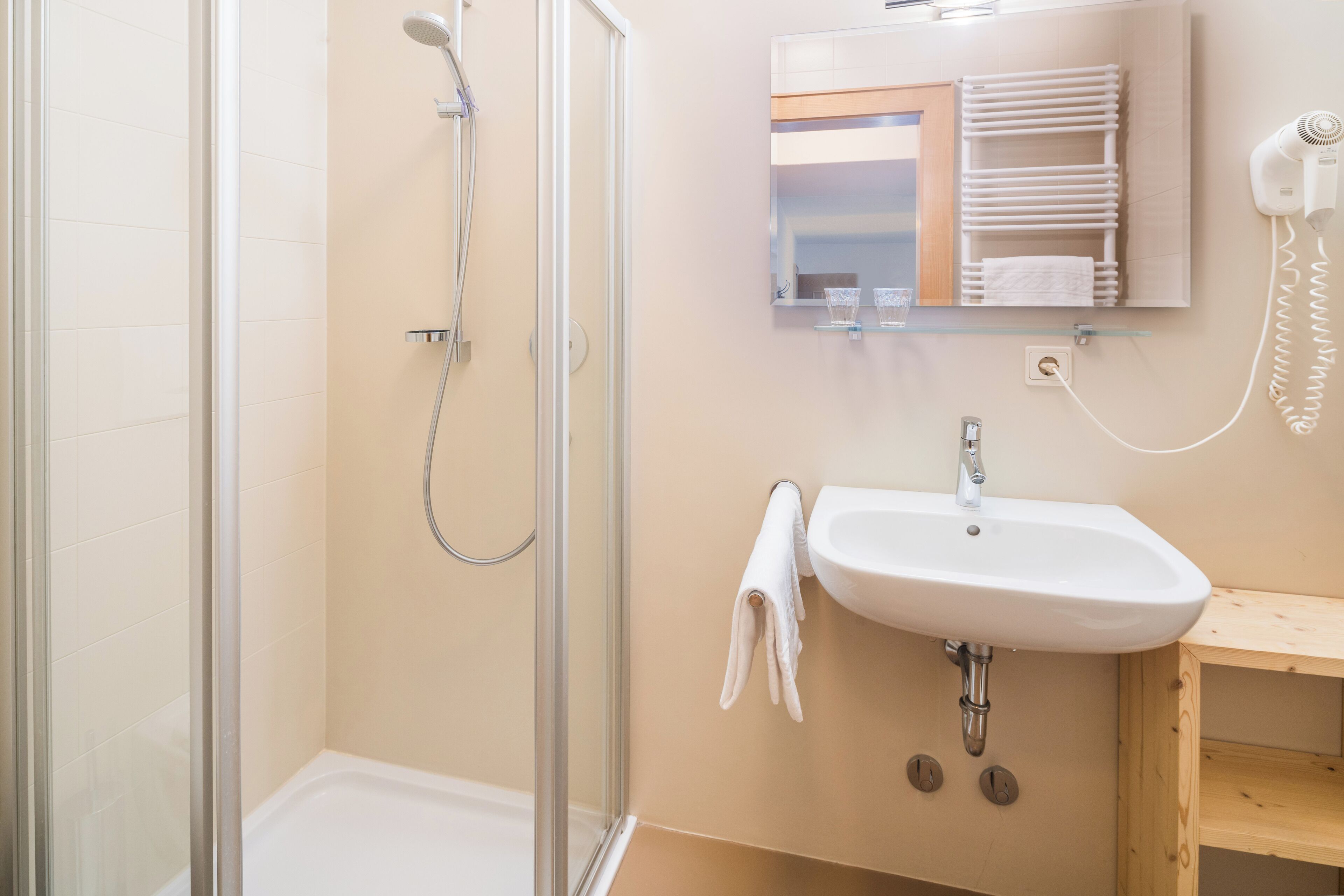 standard double room (lato nord) | bathroom | free toiletries, hair dryer