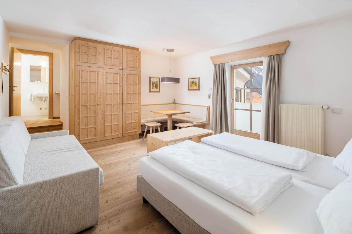standard double room (lato nord) | in-room safe, individually decorated, individually furnished