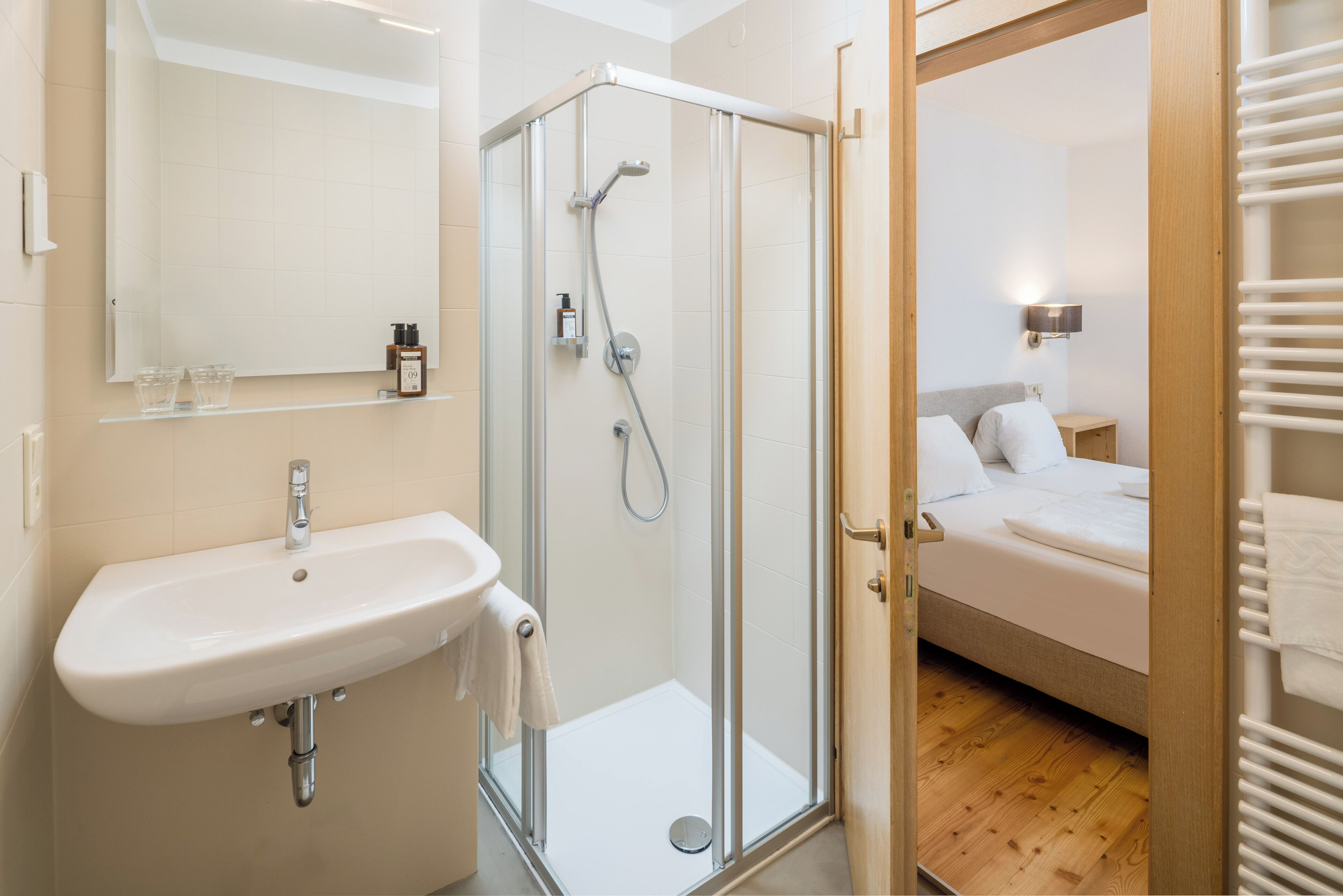 standard double room (lato nord) | bathroom | free toiletries, hair dryer
