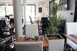 Se ofrece un desayuno bufé (14.90 EUR por persona)