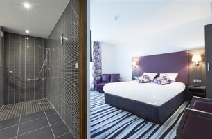 Superior Room, 1 Double Bed | Bathroom | Shower, eco-friendly toiletries, hair dryer, towels
