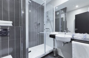 Premium bedding, desk, blackout curtains, soundproofing - Hôtel Kyriad Saint Quentin en Yvelines - Montigny (Montigny-le-Bretonneux)