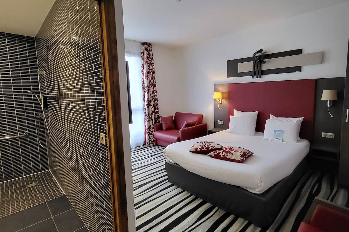 Superior kamer, meerdere bedden | Luxe beddengoed, een bureau, verduisterende gordijnen